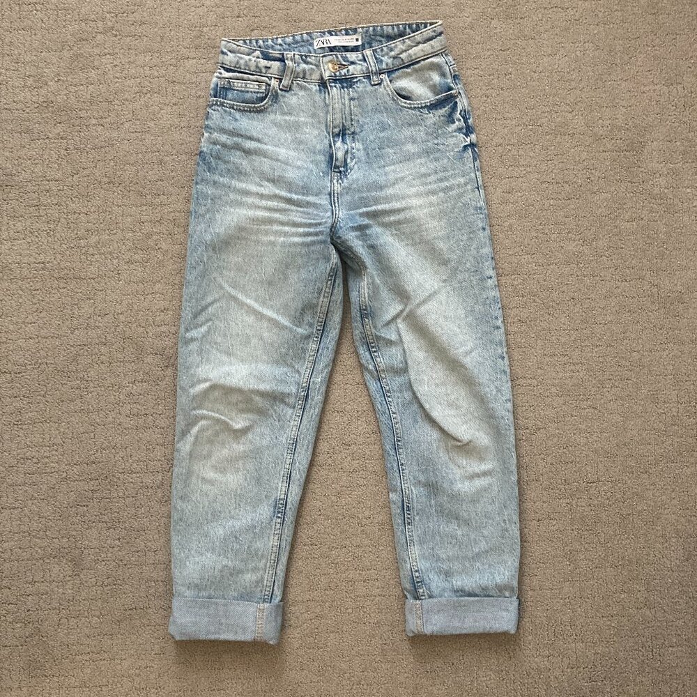 Zara Light Wash Mom Jeans in Size 2